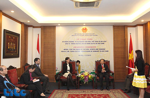 Trao Kỷ niệm chương vì sự nghiệp VHTTDL cho Đại sứ Hung-ga-ri tại Việt Nam