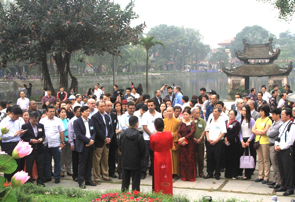La pagode Thây et le temple Hat Môn accueillent des diplomates étrangers