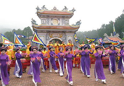 Crowds flock to Hue during spring festivals