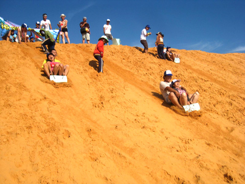 Participer au jeu de coulissement sur sable, une expérience intéressante de voyage à Quang Binh