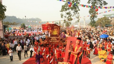 Tay Thien festival attracts visitors