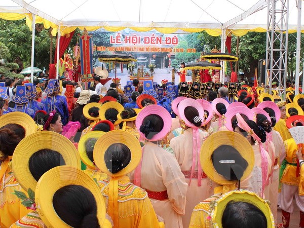 Hàng vạn du khách đổ về khai lễ hội Đền Đô tại Bắc Ninh