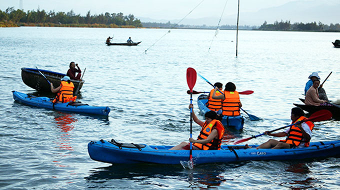 Chèo thuyền kayak trên sông Thu Bồn (Quảng Nam)