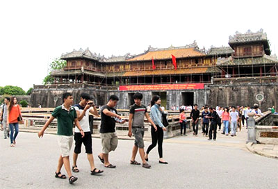 Tourists flock to Hue during holiday week 