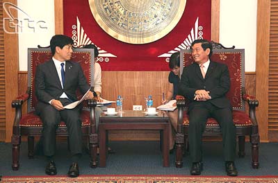 Deputy Minister Huynh Vinh Ai works with Deputy Minister of Foreign Affairs of Japan