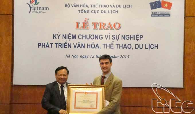 Trao tặng Kỷ niệm chương “Vì sự nghiệp Văn hóa, Thể thao và Du lịch” cho Bí thư thứ nhất Phái đoàn Liên minh châu Âu tại Việt Nam