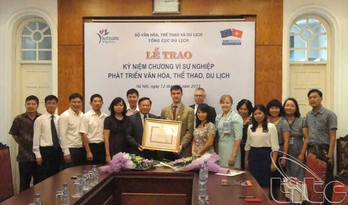 The First Secretary of the Delegation of EU to Viet Nam awarded Medal “For the Cause of Culture, Sports and Tourism”