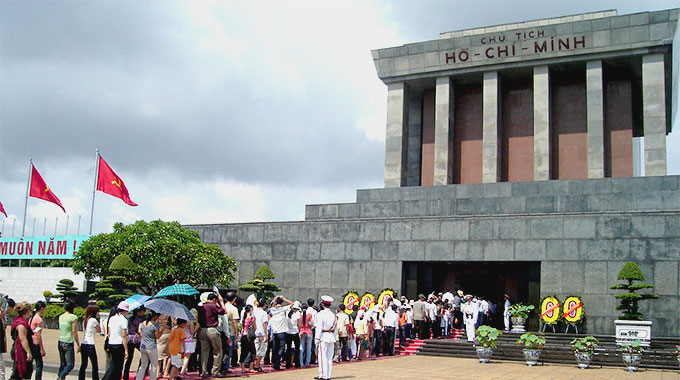 Thousands of people pay homage at President Ho Chi Minh Mausoleum
