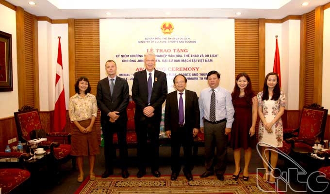 Trao tặng kỷ niệm chương “Vì sự nghiệp VHTTDL” cho Đại sứ Đan Mạch tại Việt Nam