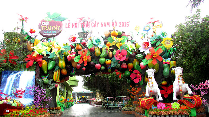Preparing for Southern Fruit Festival in HCM City