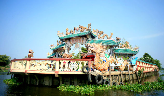 Le temple Phù Châu, sur la rivière Vàm Thuât