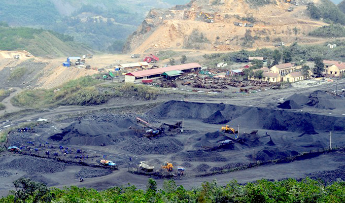 Le premier groupe de touristes étrangers visitent la mine de charbon de Quang Ninh