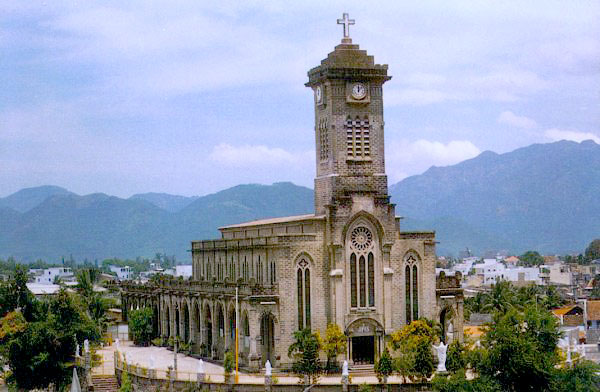 Ghé thăm nhà thờ đá giữa lòng thành phố Nha Trang