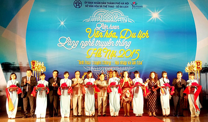 Ouverture du Festival culturel, touristique et des villages de métiers traditionnels de Hanoi 2015