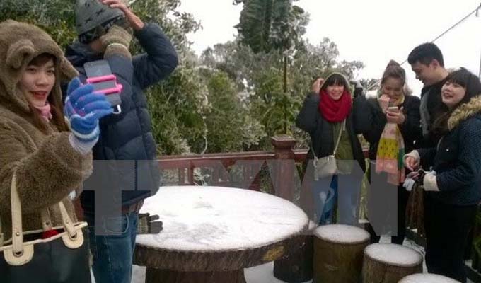 Du khách nườm nượp lên Vườn Quốc gia Ba Vì ngắm tuyết rơi
