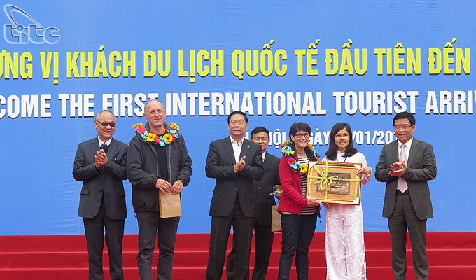 Hà Nội đón khách quốc tế đầu tiên trong năm 2016
