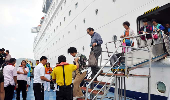 Để Hạ Long thu hút du khách tàu biển quốc tế