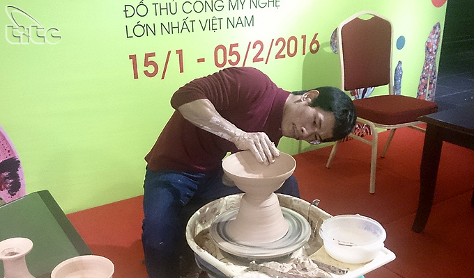 Trình diễn nghệ thuật vuốt gốm bằng tay của nghệ nhân làng Bát Tràng