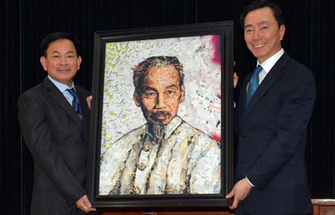 Un portrait du Président Hô Chi Minh offert par un artiste français au Vietnam
