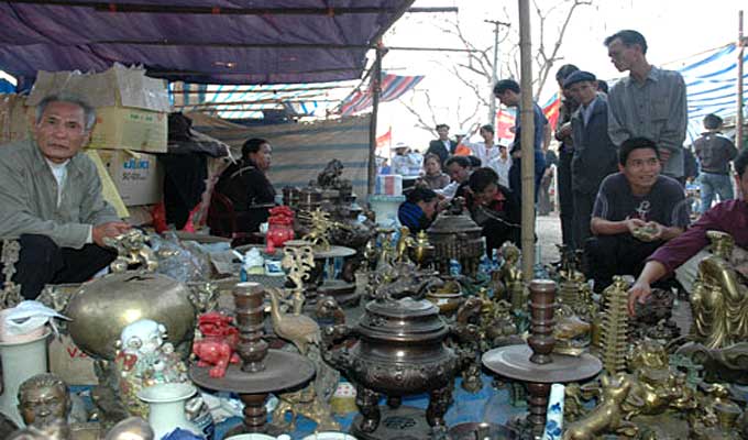 Buying luck at Vieng Market
