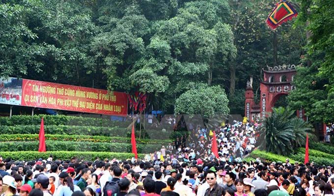 Lượng khách tới thăm Khu di tích Đền Hùng (Phú Thọ) tăng cao