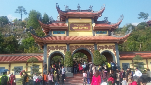 Hàng nghìn khách du lịch tới chùa có chính điện lớn nhất Việt Nam