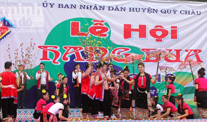 Hàng ngàn người tham gia lễ hội hang Bua