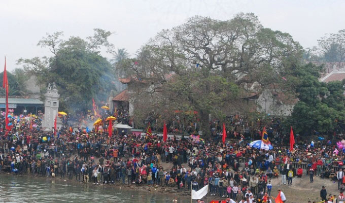 Nghệ An: Vạn người đổ về đền Cờn xem đua thuyền