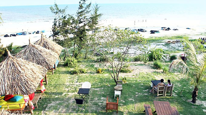 Những túp lều rực rỡ trên bãi biển Bình Thuận thu hút du khách