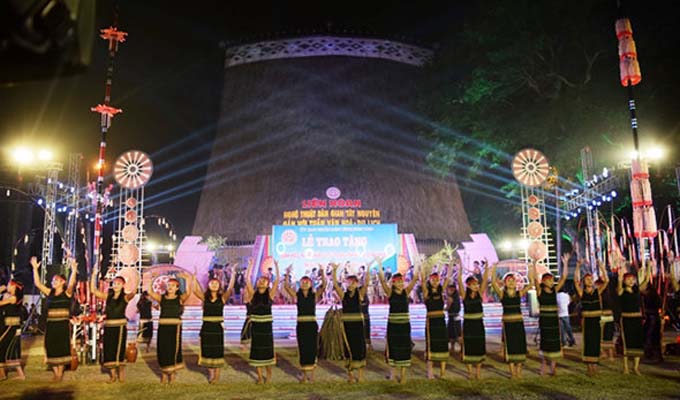Bế mạc Liên hoan nghệ thuật dân gian Tây Nguyên gắn với Tuần Văn hóa - Du lịch tỉnh Kon Tum lần thứ 3 năm 2016