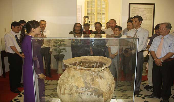 Vietnamese antiques displayed in Thua Thien-Hue