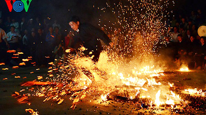Đến Làng Văn hóa - Du lịch các dân tộc Việt Nam xem đồng bào Dao nhảy lửa