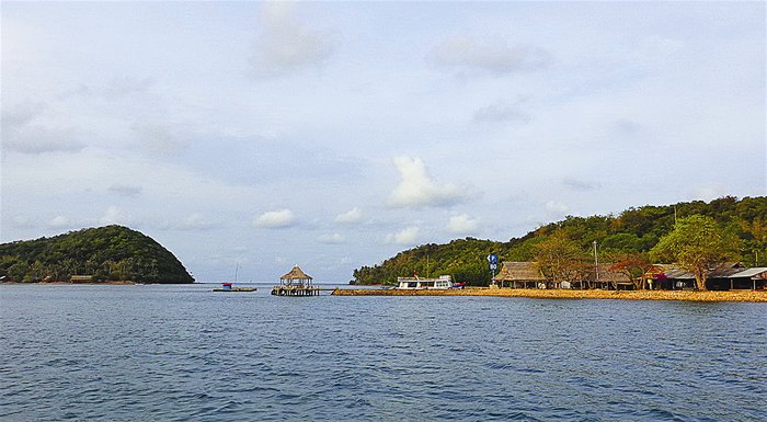 Walking from islet to islet on Ba Hon Dam Island
