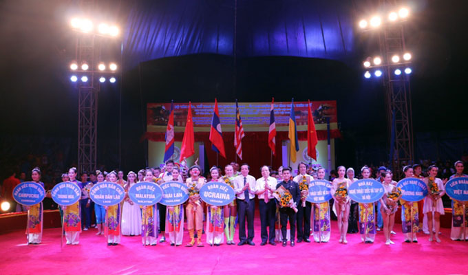 Festival international du cirque 2016 à Huê