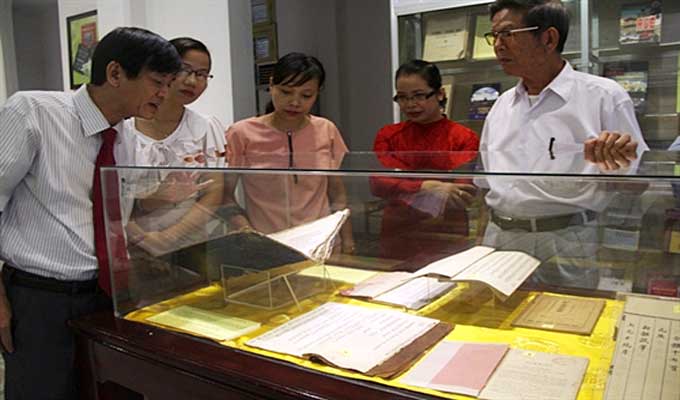 Books on Hue culture and history exhibited