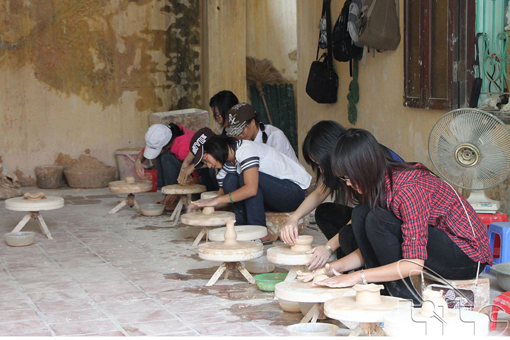Ha Noi’s youth take craft village tour