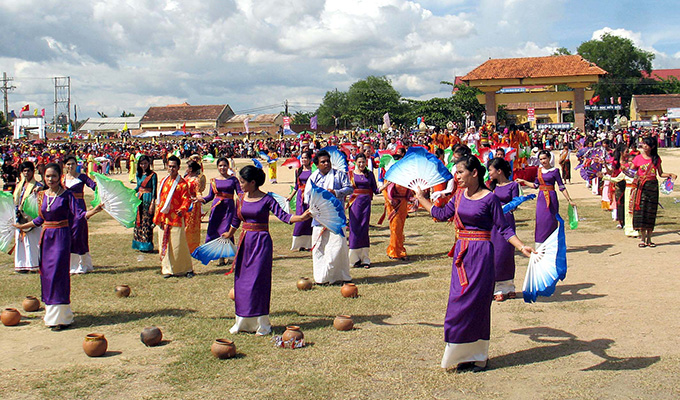 Đồng bào Chăm ở Ninh Thuận chuẩn bị lễ hội Katê năm 2016
