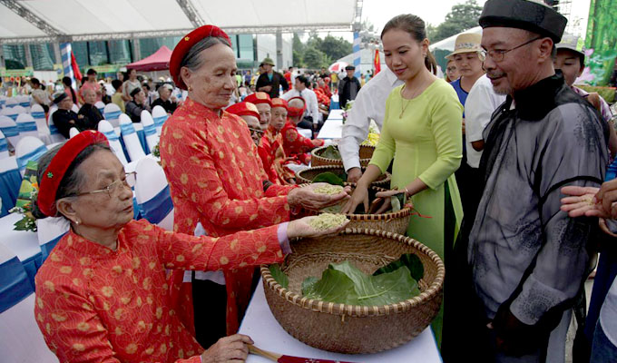 Hanoi : Première Fête culturelle du côm de Mê Tri
