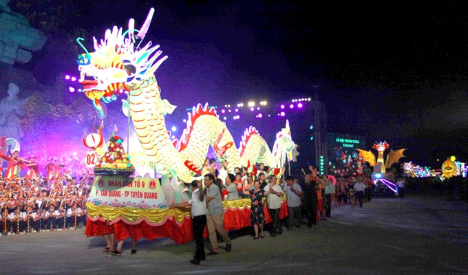 Tuyen Quang lit up with lanterns on city festival kick-off