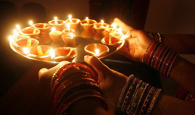 Le festival des lumières Diwali illumine Ha Noi
