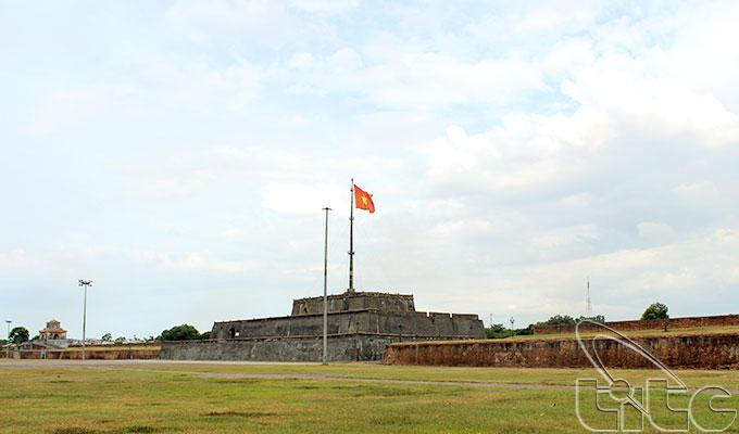 Hue to fire cannons of Flag Tower for tourists