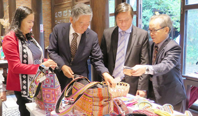 Quang Nam’s traditional handicraft store opens
