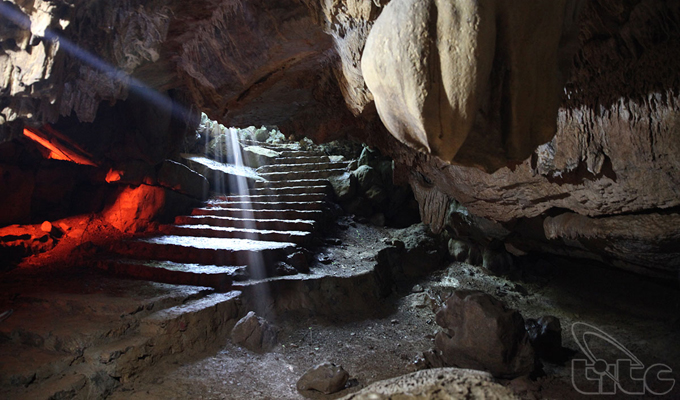 Discovering the beauty of Thien Ha Cave in Ninh Binh Province