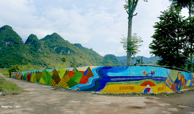 Un village aux fresques murales à Hoà Binh