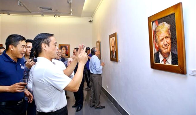 Mosaic ceramic paintings of APEC 2017 leaders displayed in Ha Noi