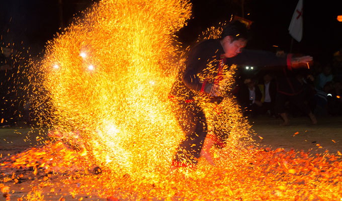 Hà Giang : La fête du saut au-dessus du feu des Pà Then