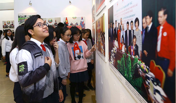 Photo exhibition on Viet Nam, Laos relations opens in Ha Noi