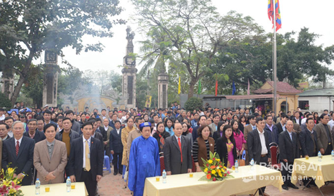 Hàng nghìn du khách về dự Lễ hội đền Hoàng Mười