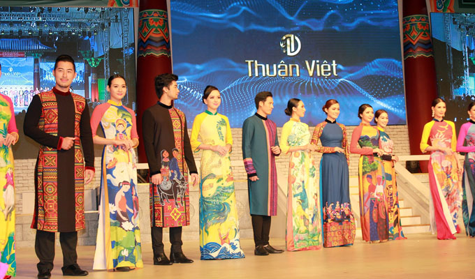 Présentation de costumes traditionnels sud-coréens et vietnamiens à Hô Chi Minh-Ville