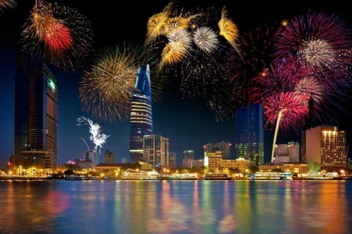 Vietnamese celebrate Reunification Day with fireworks
